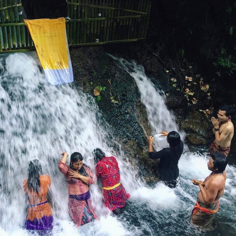 purification at Pasiraman dalem pingit